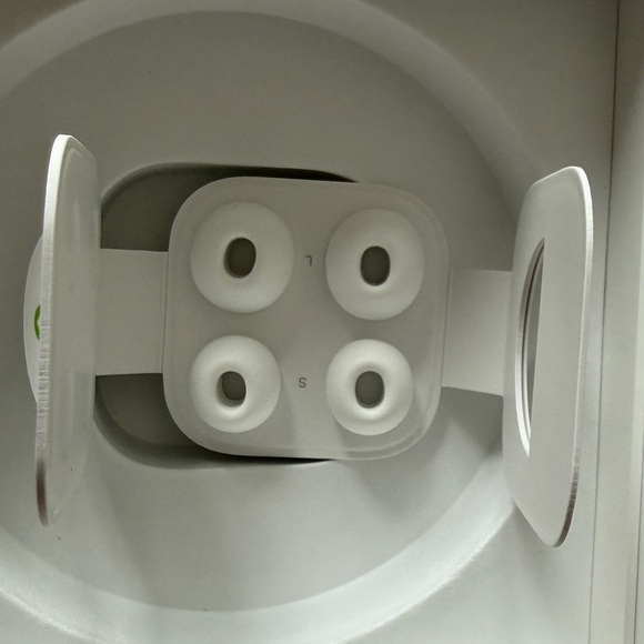 Apple AirPods Pro with MagSafe Charging Case - Picture 4 of 6